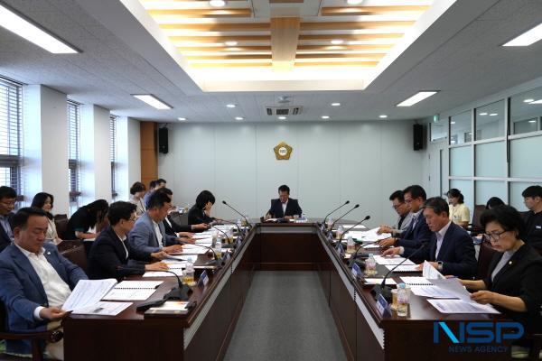 NSP통신-영천시의회는 5일 의원 및 집행부 관계 부서장이 참석한 가운데 전체 의원 정례간담회를 열었다. (사진 = 영천시의회)