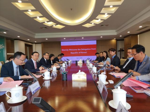 NSP통신-경기도의회 문화체육관광위원회가 5일 중국 장쑤성 인민대표대회 외사위원회와 정책간담회를 하고 있다. (사진 = 경기도의회)