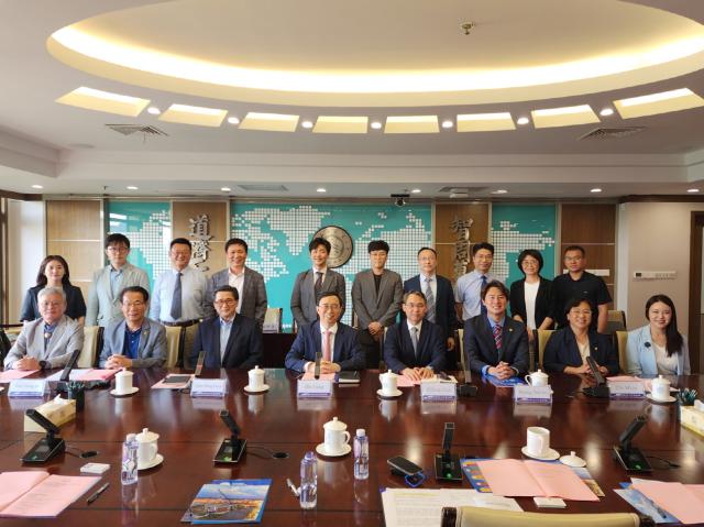 NSP통신-경기도의회 문화체육관광위원회와 중국 장쑤성 인민대표대회 외사위원회 간 정책간담회 기념촬영 모습. (사진 = 경기도의회)