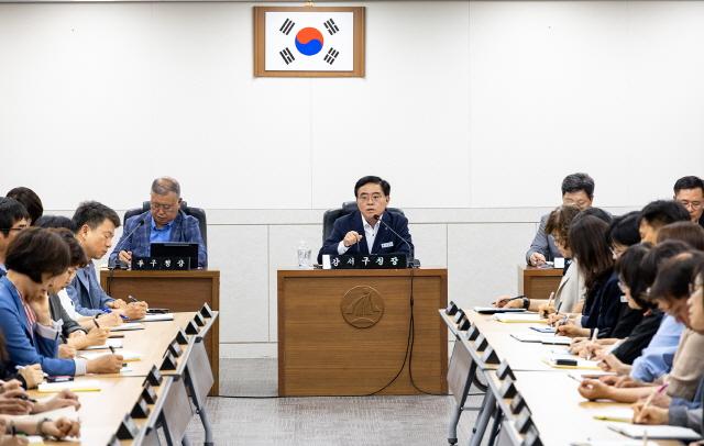 NSP통신-진교훈 서울 강서구청장(가운데)이 4일 오후 구청 대회의실에서 열린 긴급 간부회의에서 새 정부 출범에 따른 구정 운영 방향을 논의하고 있다. (사진 = 서울 강서구)