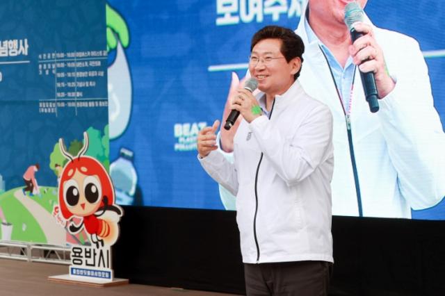 NSP통신-5일 용인시청 야외음악당에서 열린 2025년 용인 반딧불이 한마당 행사에서 이상일 시장이 인사말을 하고 있다. (사진 = 용인특례시)