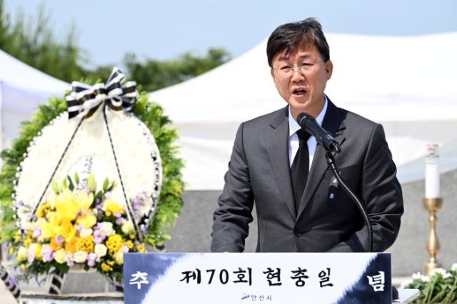 NSP통신-이민근 안산시장이 원곡공원 안산시 현충탑에서 열린 제70회 현충일 추념식에서 추념사를 하고 있다. (사진 = 안산시)