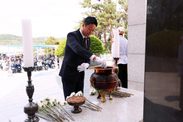 NSP통신-김진경 경기도의회 의장이 시흥시 현충탑에서 거행된 제70회 현충일 추념식에서 분향을 하고 있다. (사진 = 경기도의회)