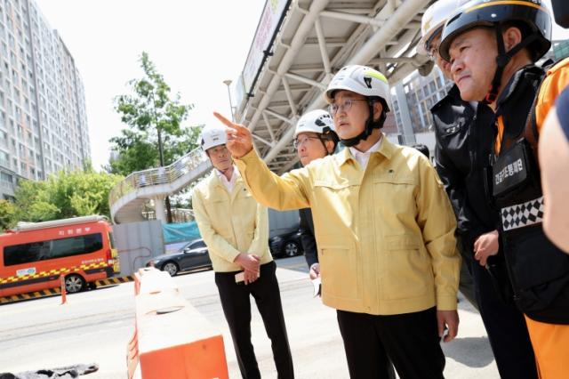 NSP통신-6일 오전 김동연 경기도지사가 용인 전철 공사현장 천공기 전도사고 현장 점검을 하고 있다. (사진 = 경기도)