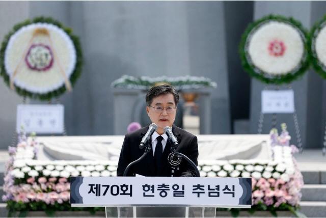 NSP통신-6일 오전 수원 현충탑에서 열린 제70회 현충일 추념식에서 김동연 경기도지사가 추도사를 하고 있다. (사진 = 경기도)