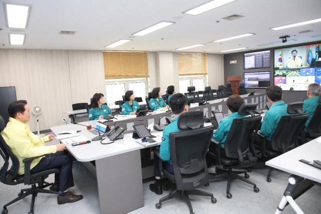 NSP통신-최대호 안양시장(맨 왼쪽)과 시 관계자들이 5일 오후 2시부터 대통령 주재로 진행된 안전치안 점검회의에 참여하고 있다. (사진 = 안양시)