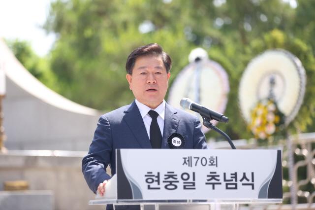 NSP통신-박승원 광명시장이 6일 오전 광명 현충공원 내 현충탑에서 열린 제70회 현충일 추념식에서 추념사를 하고 있다. (사진 = 광명시)