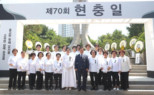 NSP통신-박승원 광명시장이 6일 오전 광명 현충공원 내 현충탑에서 열린 제70회 현충일 추념식에 참석한 전몰군경미망인회 광명시지회 회원들과 사진을 촬영하고 있다. (사진 = 광명시)