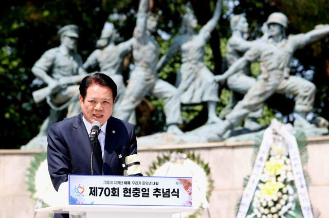 NSP통신-6일 오전 10시 현충탑에서 열린 제70회 현충일 추념식에서 최대호 시장이 추념사를 하고 있다. (사진 = 안양시)