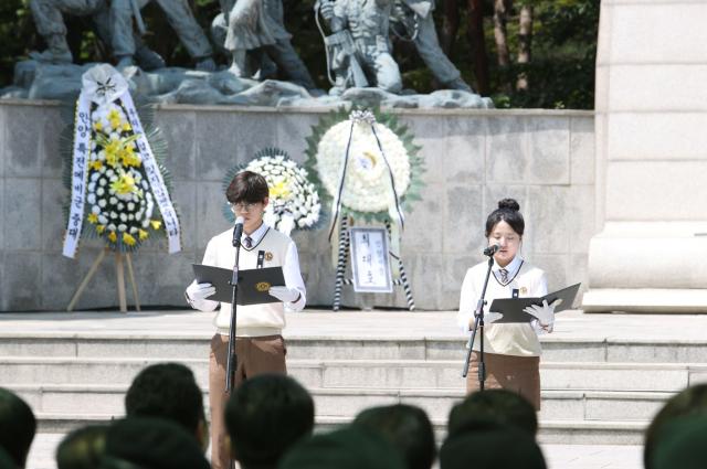 NSP통신-인덕원고등학교 학생들이 직접 추모 헌시를 낭독하고 있다. (사진 = 안양시)