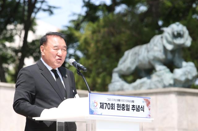 NSP통신-심상원 대한민국전몰군경유족회 안양시지회장이 유족대표로 추모사를 하고 있다. (사진 = 안양시)