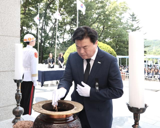 NSP통신-임병택 시흥시장이 분향을 하고 있다. (사진 = 시흥시)
