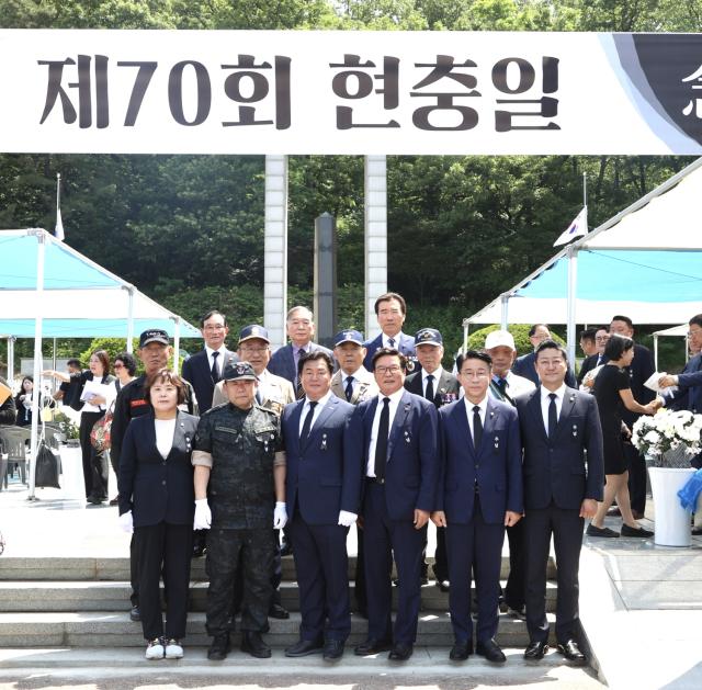 NSP통신-제70회 현충일 추념식 행사에서 임병택 시흥시장, 오인열 시흥시의회 의장, 보훈단체장, 조정식.문정복 국회의원, 김진경 경기도의회 의장 등 참석자들이 기념촬영을 하고 있다. (사진 = 시흥시)