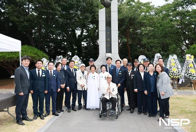 NSP통신-완주군이 제70회 현충일을 맞아 6일 오전 10시 완주군 충혼탑(삼례읍)에서 추념식을 가졌다. (사진 = 완주군)