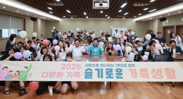 NSP통신-이상일 용인특례시장이 6일 진행된 슬기로운 가족생활 캠프 참여 가족들과 기념촬영을 하고 있다. (사진 = 용인특례시)