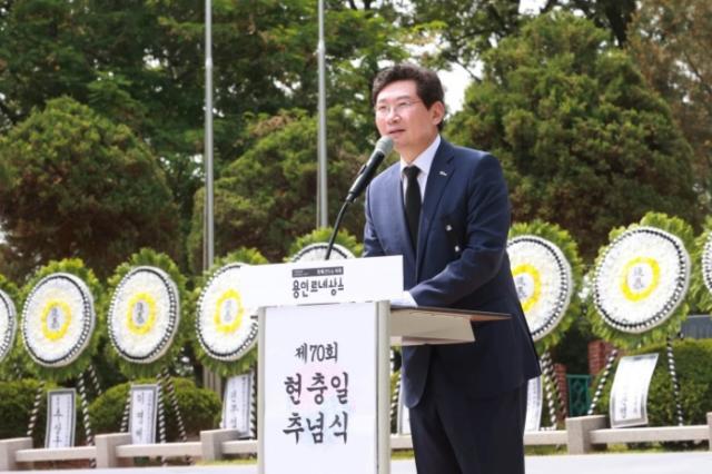 NSP통신-6일 처인구 김량장동 중앙공원 내 현충탑에서 열린 제70회 현충일 추념식에서 이상일 용인특례시장이 추념사를 하고 있다. (사진 = 용인특례시)