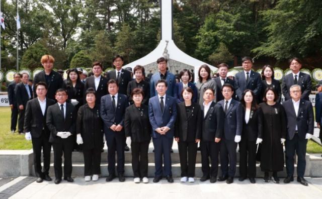 NSP통신-이상일 용인특례시장, 유진선 용인특례시의장을 비롯해 시의원들이 추념식 후 기념촬영을 하고 있다. (사진 = 용인특례시)