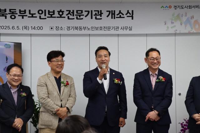 NSP통신-김용성 경기도의원이 경기북동부노인보호전문기관 개소식에서 축하의 뜻을 전하고 있다. (사진 = 경기도의회)
