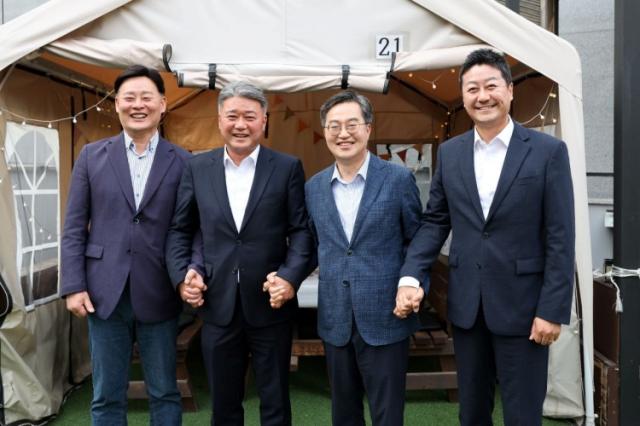 NSP통신-김동연 경기도지사가 7일 오후 수원시 인계동의 한 음식점에서 김진경 경기도의회 의장, 최종현 더불어민주당 대표의원, 김정호 국민의힘 대표의원과 만찬 후 함께 기념촬영을 하고 있다. (사진 = 경기도 대변인실)