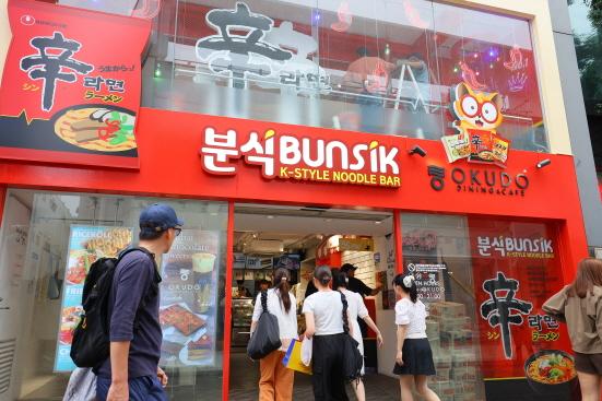 NSP통신-일본 하라주쿠 신라면 분식 매장 (사진 = 농심 제공)