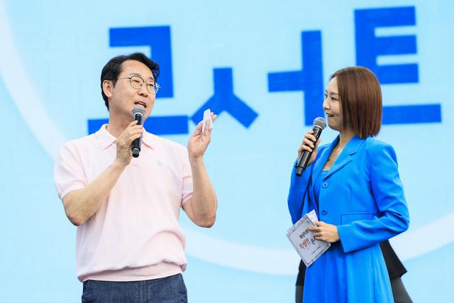 NSP통신-7일 정명근 화성시장(왼쪽)이 특별한 콘서트 무대에서 시민들에게 인사말을 하는 모습. (사진 = 화성시)