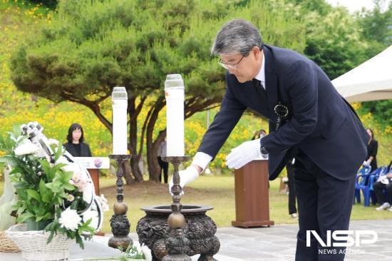 NSP통신-김순호 구례군수 헌화 (사진 = 구례군청)