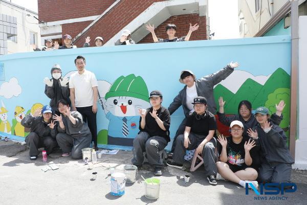 NSP통신-영남이공대학교 웹툰과 재학생 50여 명은 지난 5월 28일부터 6월 5일까지 대구시 남구 대명동 일대에서 총 3차례에 걸쳐 벽화 그리기 봉사활동을 펼치며 청춘골목 조성사업에 동참했다. (사진 = 영남이공대학교)
