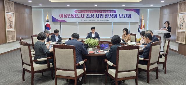 NSP통신-김상영 부시장이 간부급 공무원을 대상으로 여성친화도시 조성 활성화 보고회를 개최한 모습. (사진 = 강릉시)