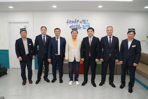 NSP통신-우즈베키스탄 타슈켄트 대표단 안동 공식 방문, 하회마을을 본뜬 차슈마 민속관광마을 개소식에 공식 초청 (사진 = 안동시)