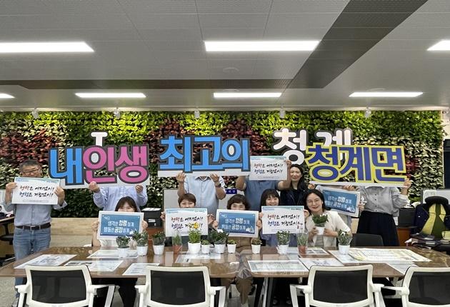 NSP통신-청렴은 바로 나라는 표어를 화분마다 부착 후 실천 의지를 다지고 있다. (사진 = 무안군)