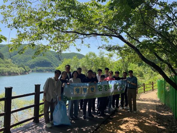 NSP통신-봉화군 녹색환경과는 세계 환경의 날을 맞아 기후위기 대응과 환경보전 인식을 제고하고 올바른 환경행정 문화 조성을 위해 청렴한 환경의 날 행사를 개최했다. (사진 = 봉화군)