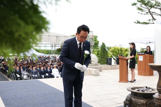 NSP통신-강정구 평택시의장이 현충일 추념식에서 헌화를 하고 있다. (사진 = 평택시의회)