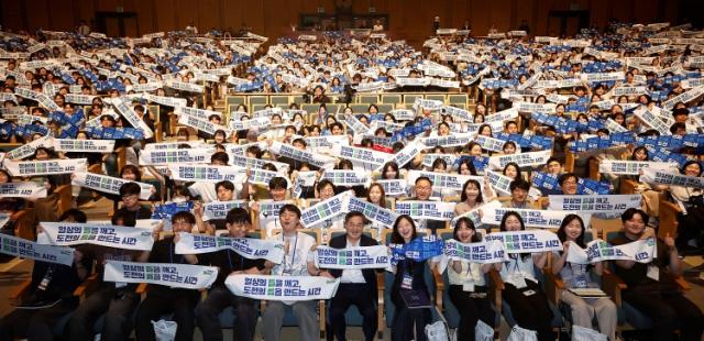 NSP통신-9일 오후 경기아트센터 대극장에서 열린 2025년 경기청년 갭이어 프로그램 발대식에서 김동연 경기도지사가 경기도 청년정책 참여자 및 청년정책 수혜자들과 기념촬영을 하고 있다. (사진 = 경기도)