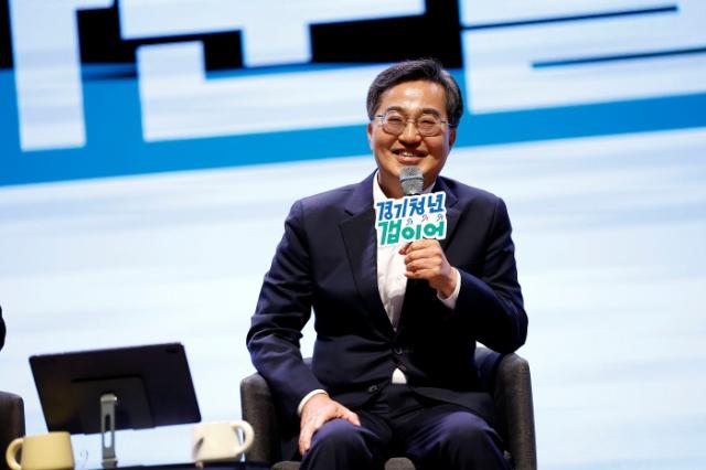 NSP통신-9일 오후 경기아트센터 대극장에서 열린 2025년 경기청년 갭이어 프로그램 발대식에서 김동연 경기도지사가 경기도 청년정책 참여자와 타운홀미팅을 하고 있다. (사진 = 경기도)