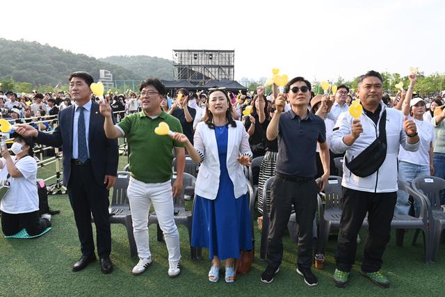 NSP통신-7일 배정수 화성시의회 의장(왼쪽 첫번째)과 의원 및 시민들이 특별한 콘서트를 즐기고 있는 모습. (사진 = 화성시의회)