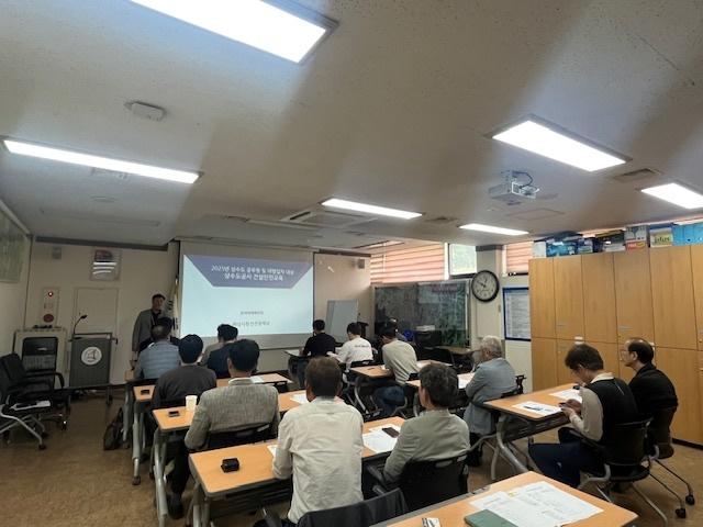 NSP통신-9일 맑은물사업소 회의실에서 상수도 대행업체를 대상으로 여름철 대비 안전교육이 진행되고 있는 모습. (사진 = 화성시)