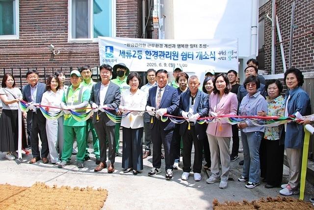 NSP통신-9일 이재식 수원시의회 의장(앞 줄 오른쪽 여섯번째)과 참석자들이 쉼터 개소식에서 테이프 컷팅식을 하는 모습. (사진 = 수원시의회)