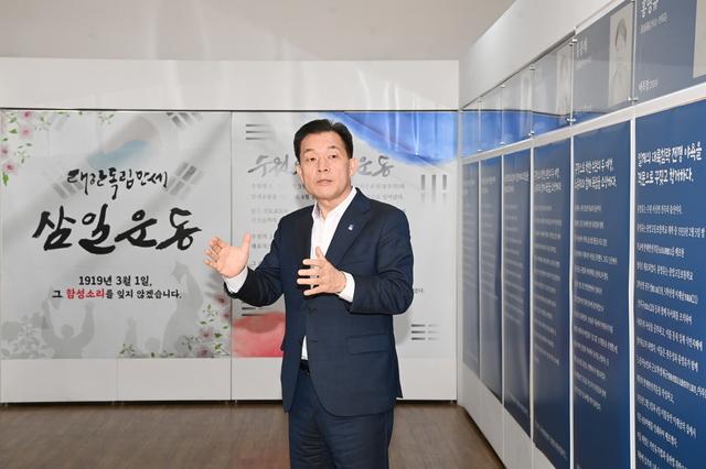 NSP통신-3월 이재준 수원시장이 삼일절을 맞아 수원시청 로비에 마련된 수원 출신 독립운동가 전시를 둘러보고 있다. (사진 = 수원시)