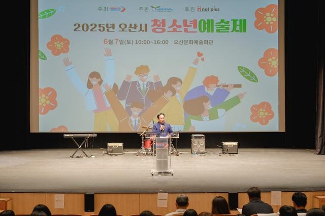 NSP통신-7일 이권재 오산시장에 청소년예술제에서 인사말을 하는 모습. (사진 = 오산시)