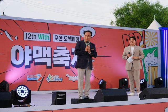 NSP통신-이권재 오산시장(왼쪽)이 야맥축제에서 인사말을 하는 모습. (사진 = 오산시)