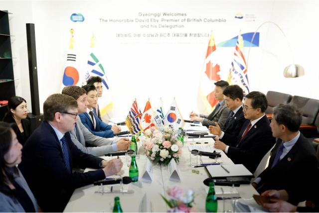 NSP통신-9일 오후 수원시립 미술관에서 열린 데이비드 이비(David Eby) BC주 수상 면담·만찬에서 김동연 경기도지사가 데이비드 이비(David Eby) BC주 수상 및 BC주 대표단과 면담을 하고 있다. (사진 = 경기도)