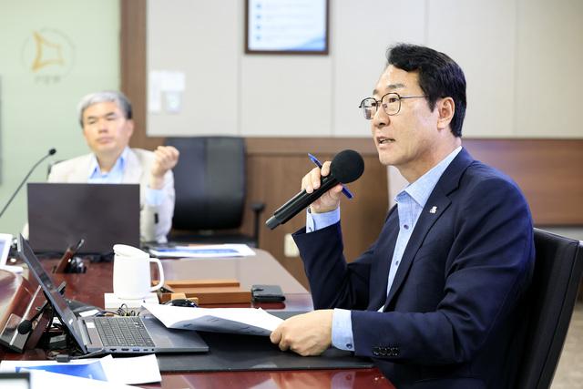 NSP통신-9일 정명근 화성시장이 새 정부의 정책 변화에 대응하기 위한 시의 전략 방향을 설명하는 모습. (사진 = 화성시)