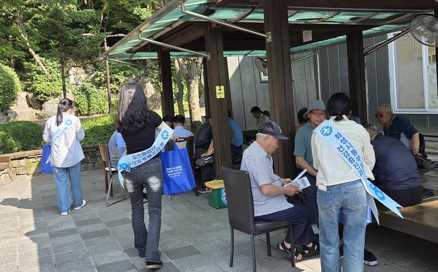 NSP통신-9일 화성시동부보건소 관계자들이 구봉산 근린공원에서 시민들에게 구강건강 안내문을 배부하며 구강건강의날 캠페인을 펼치고 있는 모습. (사진 = 화성시)
