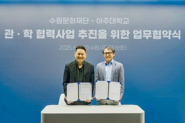 NSP통신-9일 수원시미디어센터와 아주대학교 관계자가 업무협약후 기념촬영을 하는 모습. (사진 = 수원문화재단)