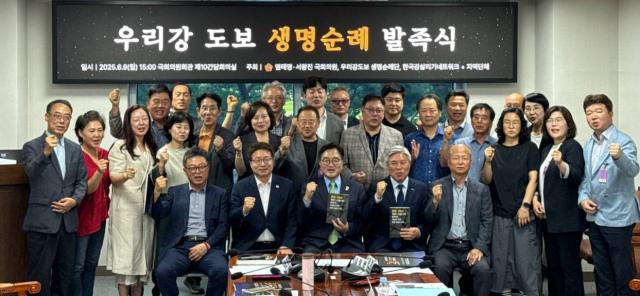 NSP통신-9일 더불어민주당 우원식 국회의장(앞 줄 가운데)과 염태영 국회의원(앞 줄 왼쪽 두번째) 및 관계자들이 발족식에서 기념촬영을 하고 있다. (사진 = 염태영의원실)