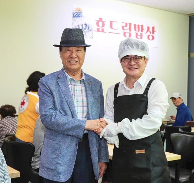 NSP통신-김병수 김포시장과 이석영 노인회장 모습. (사진 = 김포시)