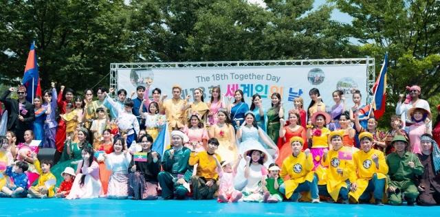NSP통신-평택시청 앞 분수광장에서 제18회 세계인의 날 기념행사가 진행되고 있다. (사진 = 평택시)