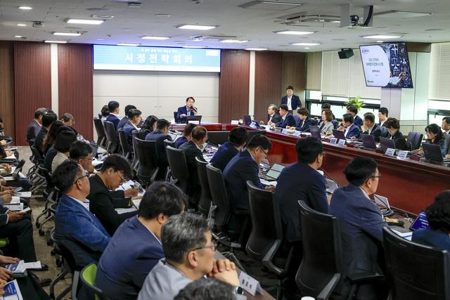 NSP통신-9일 정명근 화성시장(가운데)이 시청 상황실에서 열린 부패방지경영시스템(ISO37001) 착수 보고회에서 모두발언을 하는 모습. (사진 = 화성시)