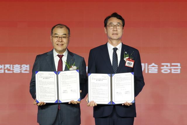 NSP통신-10일 수원과학대학교 신텍스에서 정명근 화성시장(오른쪽)과 홍원화 한국연구재단 이사장 업무협약 후 기념 촬영을 하고 있다. (사진 = 화성시)