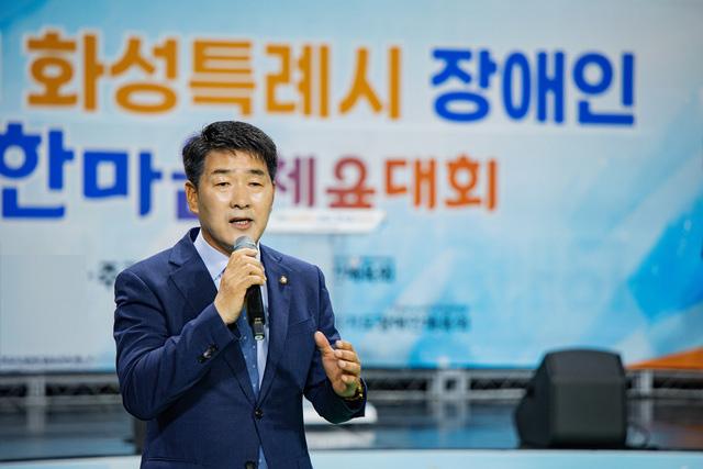 NSP통신-10일 배정수 화성시의회 의장이 한마음 체육대회에서 축사를 하고 있다. (사진 = 화성시의회)